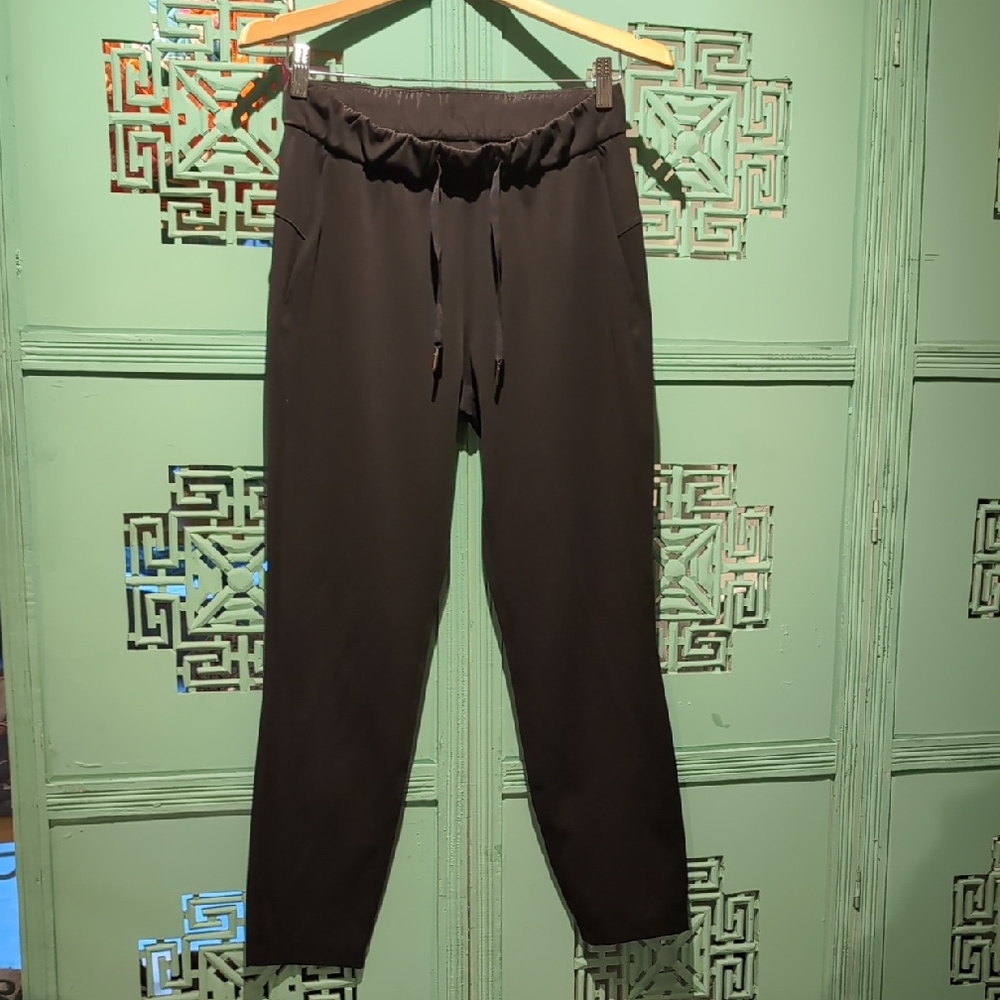 Lululemon Jogger Pants In Black Size 4